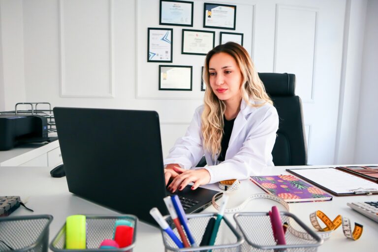 dr-laptop-in-office